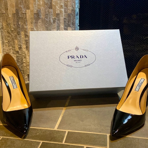 Beautiful like new textured patent leather Prada Pumps worn only a few times - Picture 1 of 8